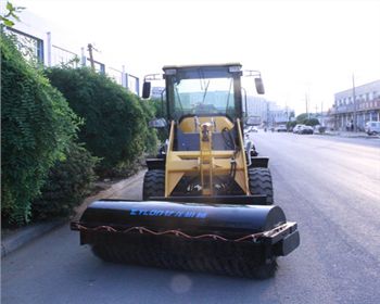 無(wú)塵清掃機(jī)廠家：億龍教你選購(gòu)好的掃路車！